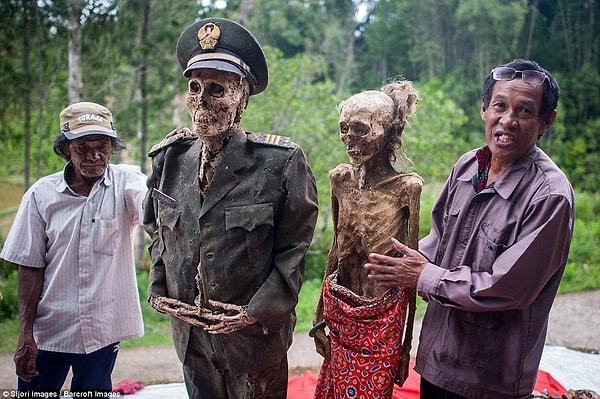 Toraja halkı, mezarlarından çıkardıkları ölüleri temizleyip yıkıyorlar. Ardından yeni kıyafetler giydirip, hayattayken kullandıkları aksesuarları ölülere takıyorlar.