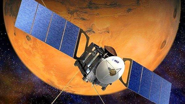NASA'nın yanı sıra Avrupa Uzay Ajansı'nın da (ESA) Mars görevi sürüyor. ESA'nın Mars Express uydusu, gezegeni kuşbakışı görüntüleyerek, geçmişte Mars'ta yaşam olup olmadığını araştırıyor.