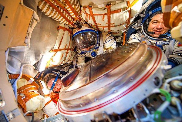 5. Uluslararası Uzay İstasyonu mürettebatları Amerika'dan Jeff Williams, Rusya'dan Alexey Ovchinin ve Oleg Skripochka Kazakistan taraflarında bir kasabaya iniş yapan Soyuz TMA-20M uzay gemisi kapsülünün içinde görüldü.