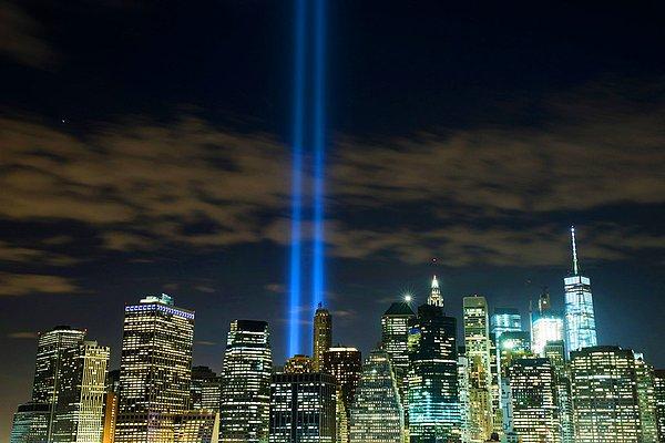 22. Aşağı Manhattan ufkundan yükselen "Tribute in Light"ın New York'tan görüntüsü... Işıklar, 11 Eylül saldırısının 15. yıl dönümü için test edildi.
