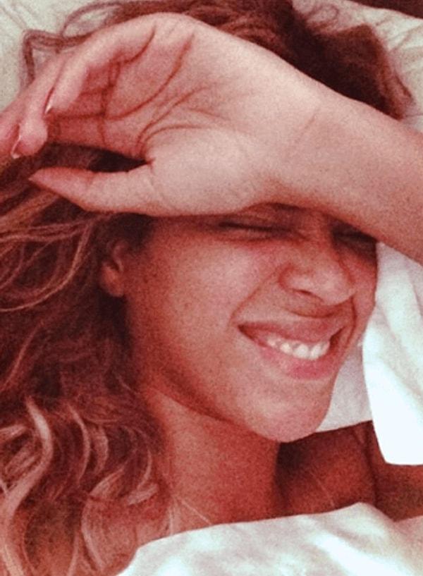17. Kraliçe Beyoncé makyajsız pozunu biraz sevimlilik, biraz da utangaçlıkla paylaşıyor.