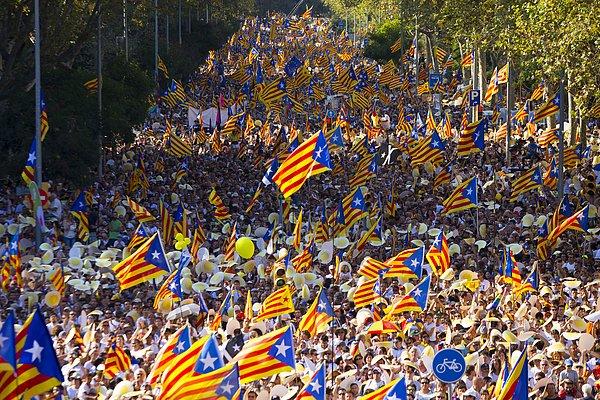 Madrid yönetimi uzun süredir Katalonya'da ülkeden ayrılmanı oylanacağı bir referandum yapılması girişimlerini engelliyor