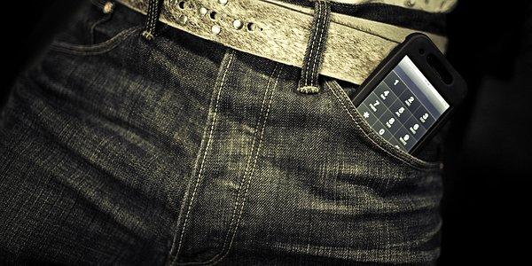 Konu üzerine yapılan sistematik araştırma, telefonu uzun süre pantolon cebinde taşımanın sperm sayısını azalttığını gösteriyor.