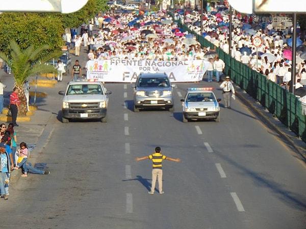 12 yaşındaki Meksikalı çocuk eşcinsel amcasının insanlar tarafından nefretle karşılanmasına hayır demek için 11.000 protestocuyu karşısına aldı.
