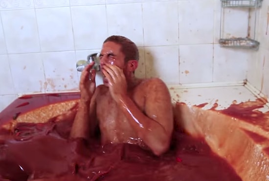 Блогер чуть не ослеп в ванне из перца!