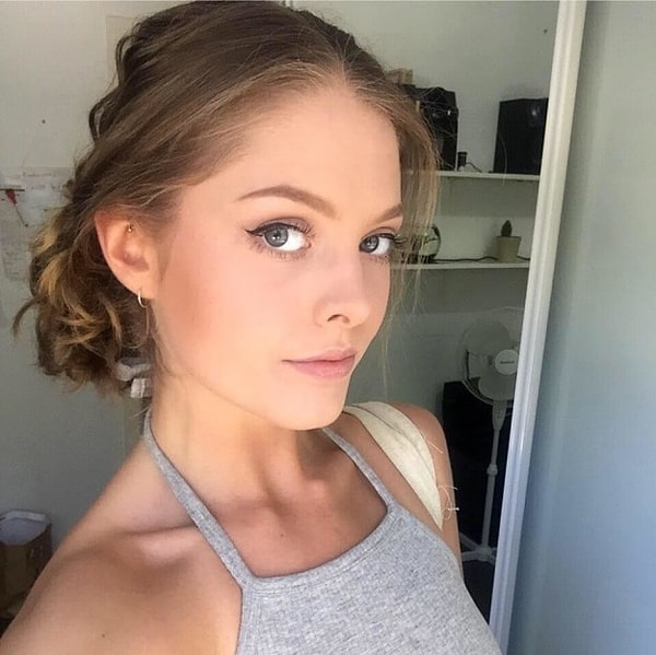 6. А вот так Лаура выглядит вне образа