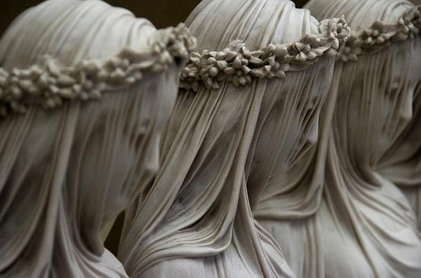 6. Mermer perdenin sırrı: "Örtülü Vestal", (19. yüzyıl) Raffaele Monti