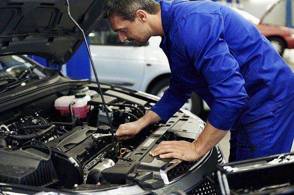 4. Eğer gittiğiniz araba tamircisinin işini iyi yapıp yapmayacağından emin olamıyorsanız, kendi çok iyi bildiğiniz bir parça ile ilgili soru sorup onu test edebilirsiniz.
