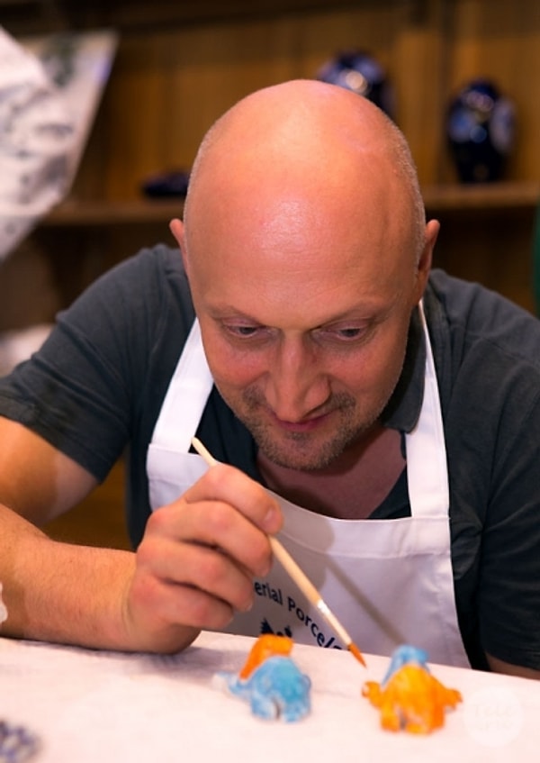 3. Они расписывали вазы, сервизы, скульптуры, тарелки, шкатулки, чайники и т.д.