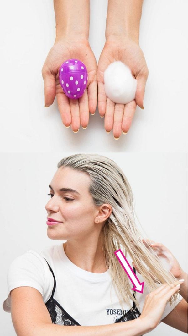 1. Nemli haldeki saçlarınıza yumurta büyüklüğünde saç köpüğü uygulayın ve ardından kurulayın.