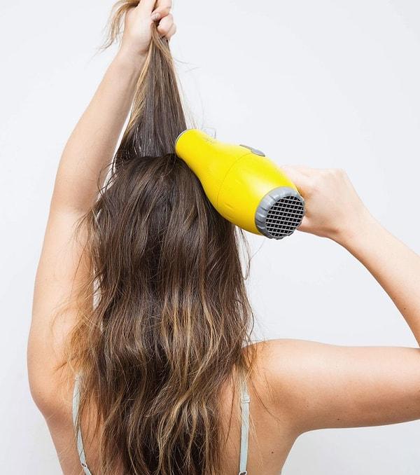 2. Saçlarınızı kuruturken tarak ya da fırça yerine parmaklarınızı kullanın.