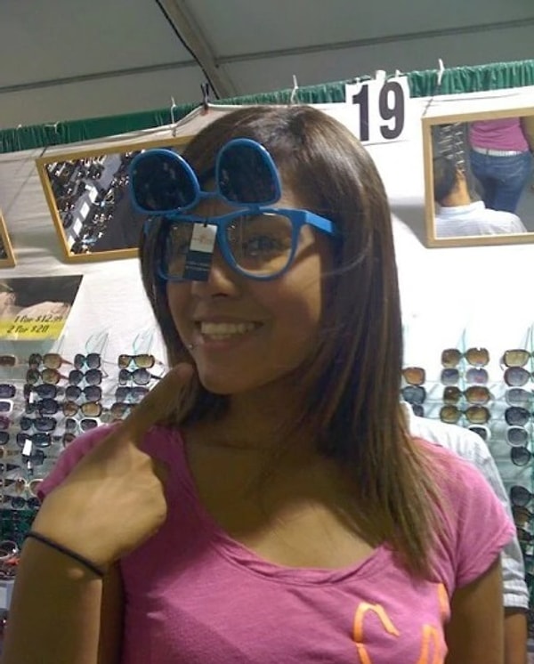 3. А мы все видим, ты на нее смотришь, точнее на ее ...