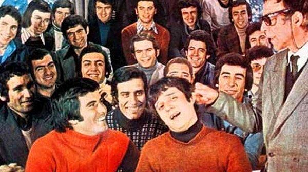 Hababam Sınıfı serisinin ilki de 1975 tarihli. Filmde Tarık Akan “Damat Ferit” rolündeydi.