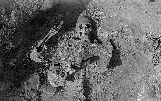 4. Yapılan bir tünel kazma çalışması sırasında arkeologlar, bilinen en eski kimyasal savaşı ortaya çıkardı.