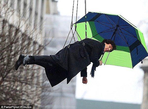 Mit 12: Bir yerden düşerken şemsiye kullanmak sizi büyük ölçüde yavaşlatır ve hayatınızı kurtarır.