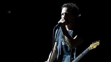 Eddie Vedder, Bir Kadını Taciz Ettiğini Fark Ettiği Seyirciyi Konserinden Kovdu