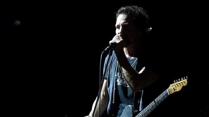 Eddie Vedder, Bir Kadını Taciz Ettiğini Fark Ettiği Seyirciyi Konserinden Kovdu