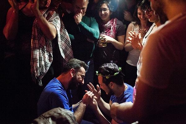 Omar'ın İstanbuldaki doğum günü partisinde Nader bir yüzük eşliğinde ona evlenme teklif  etti.
