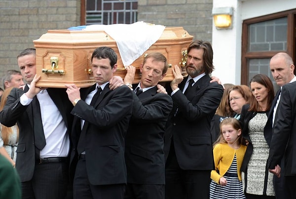 2. В этот понедельник Марк Бертон, бывший муж Катрионы, подал в суд на Керри, утверждая, что тот снабжал Уайт лекарствами, с помощью которых она покончила с собой.