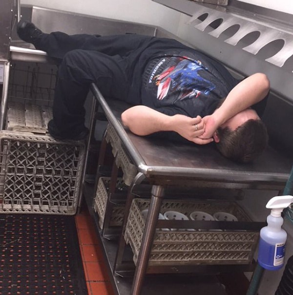 24. Но как бы там ни было, ничто не сравнится с чувством, когда вы понимаете, что ваша смена закончилась, и вы можете наконец расслабиться