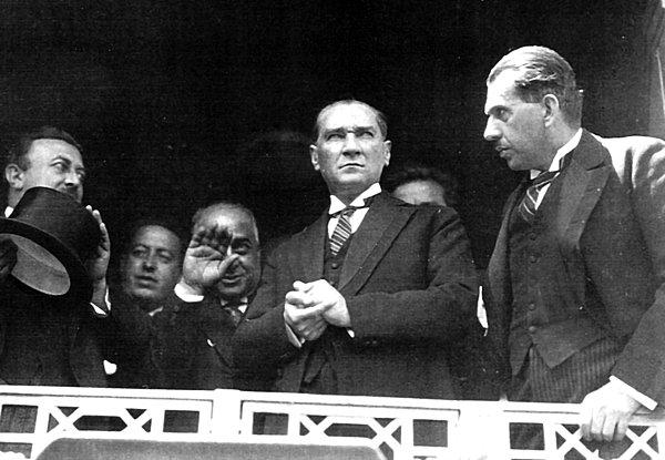 14. Cumhuriyetin ilanının ardından Atatürk ve İtalyan lider Mussolini'nin elçisi arasında bir görüşme gerçekleştirmektedir.