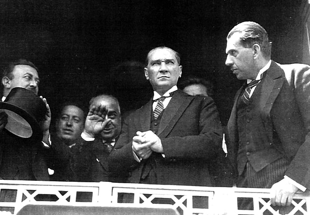 14. Cumhuriyetin ilanının ardından Atatürk ve İtalyan lider Mussolini'nin elçisi arasında bir görüşme gerçekleştirmektedir.