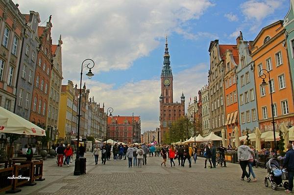 Polonyalıların "Tricity" yani Üçleme Şehir diye adlandırdıkları Gdansk-Sopot-Gdynia'nın en büyük şehridir.