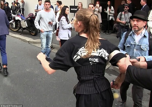 Незнакомый мужчина в это время успел скрыться.