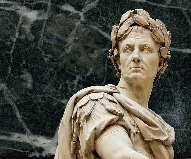 7. Jül Sezar öldüğünde, her bir Roma vatandaşına bugünün parasıyla 270 dolar bırakmış.