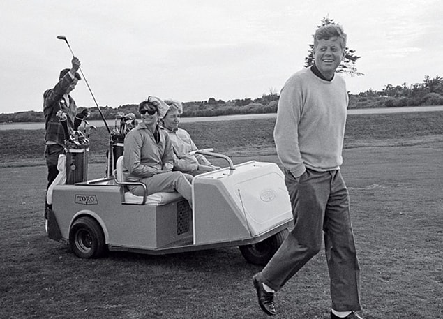 11. John F. Kennedy çok iyi bir golfçü olmasına rağmen, halktan uzak gözükmemek için bunu daima gizlemiş. Hatta başkanlık yarışı verirken yaptığı bir atış tek seferde girince neredeyse bayılıyormuş.