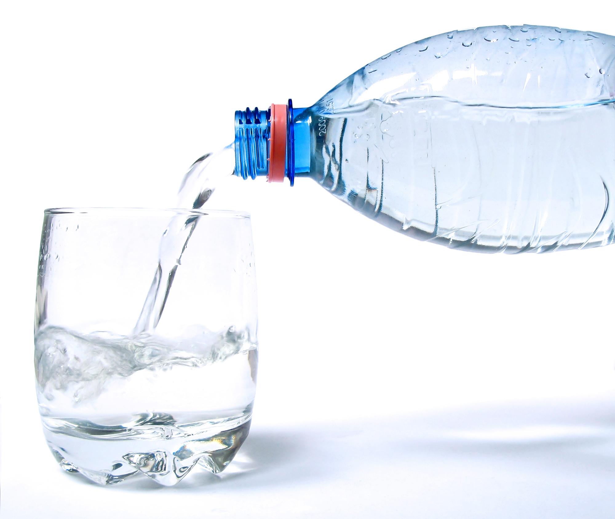 Вода бутылка звук. Бутылка для воды. Вода из бутылки. Минералка в стакане. Вода льется.