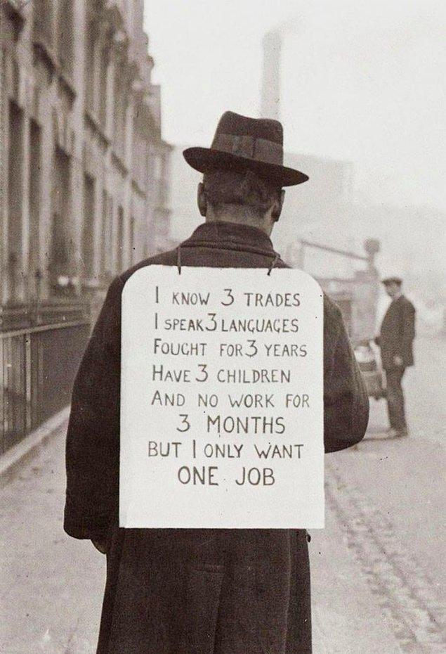 2. ABD'deki Büyük Buhran sıralarında işini kaybeden bir adam boynuna astığı tabelayla iş ararken, 1930.