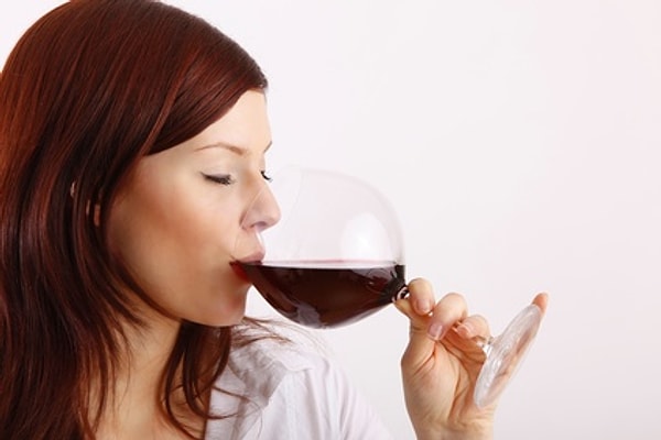 4. Зрелая женщина умеет пить красиво. Она знает, когда нужно остановиться. Чего неопытным девочкам никогда не понять. Они без тормозов!