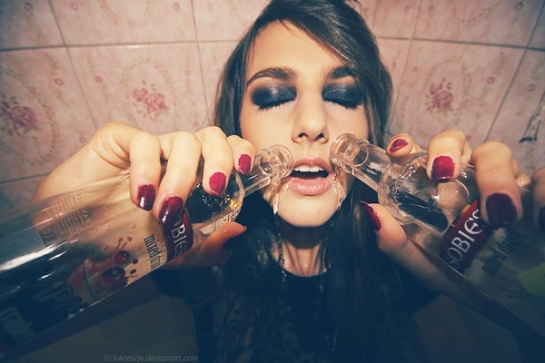 4. Зрелая женщина умеет пить красиво. Она знает, когда нужно остановиться. Чего неопытным девочкам никогда не понять. Они без тормозов!