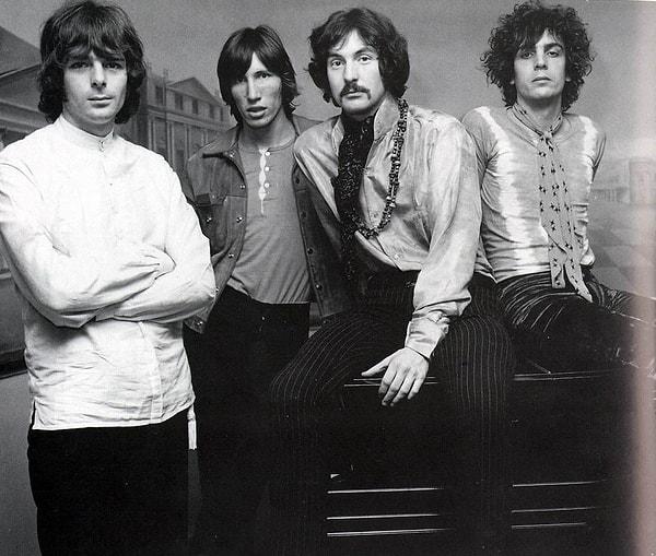 Grubun gitaristi Syd Barrett, bir Kuzey Amerika turnesi sırasında LSD yüzünden kötü durumdadır.