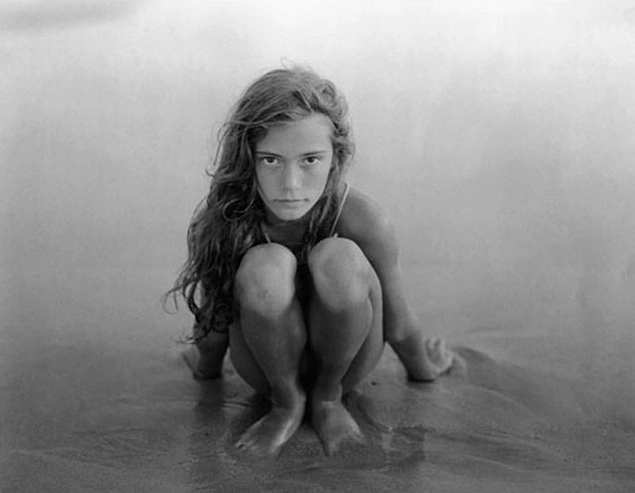 Он подчеркивает, что фотографировал моделей исключительно с их согласия и согласия их родителей