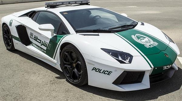 17. Biraz da günlük hayata bakalım. Sokaklarda Lamborghini marka polis arabaları görebilirsiniz. Burası Dubai!