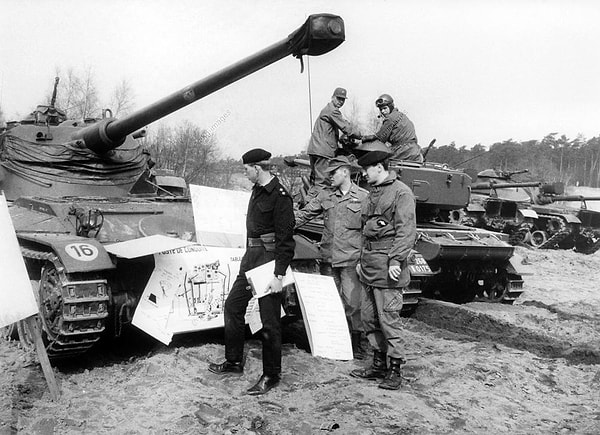 3. В 1963 году Западная Германия попыталась разрушить стену танком, но не смогла.