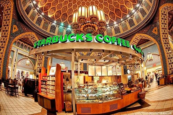 3. Minimalizmi unutun! Dubai'nin şatafatlı, abartılı kültürünü kapitalizm dahi değiştirememiş! Bu tarz Starbucks dükkanları göreceksiniz örneğin!