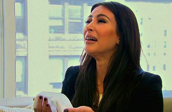 12. Baş yapımcılardan biri Russell Jay, Kim Kardashian'ın kamera önünde ağlamak için göz yaşartıcı çubuk kullandığını söyledi.