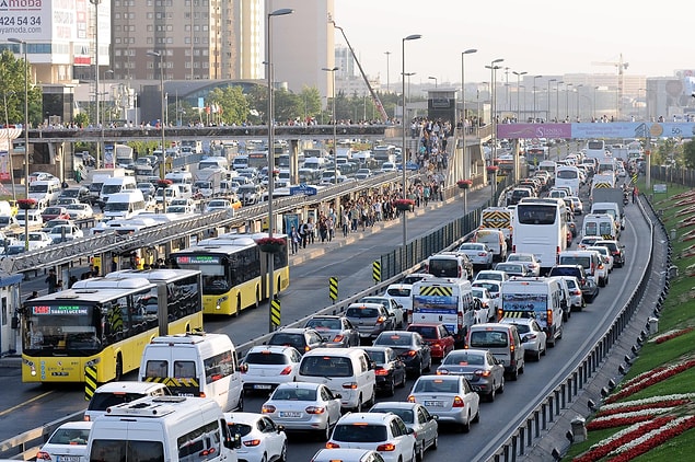 1. Yalnızca iş çıkış saatlerinde değil, günün her anında var olan trafik