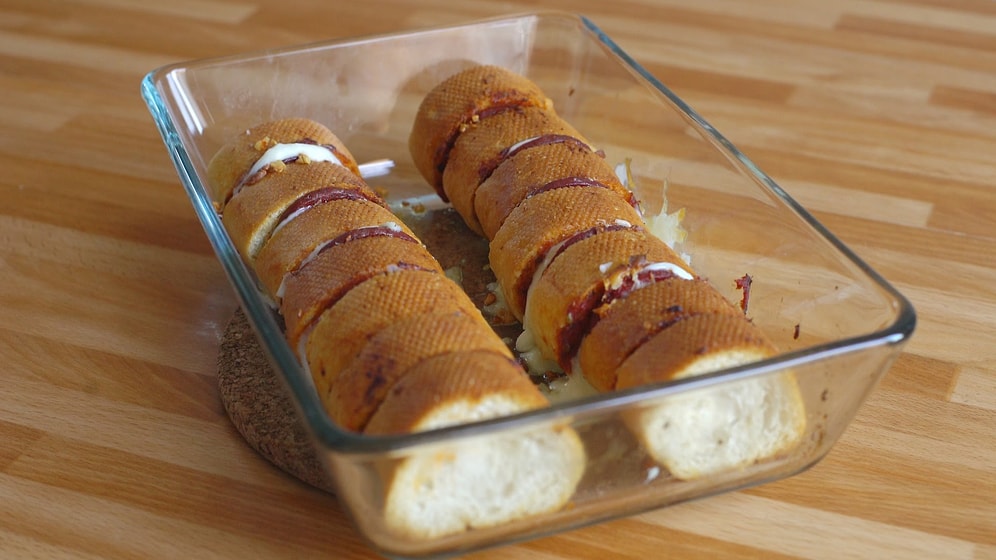 Tek Lokmada İki Lezzet: Sarımsaklı Ekmekte Pizza Nasıl Yapılır?