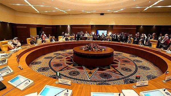 Cezayir Enerji Bakanı Nureddin Butarfe de gayriresmi başlayan toplantının OPEC olağanüstü toplantısına dönüştüğünü söyledi.
