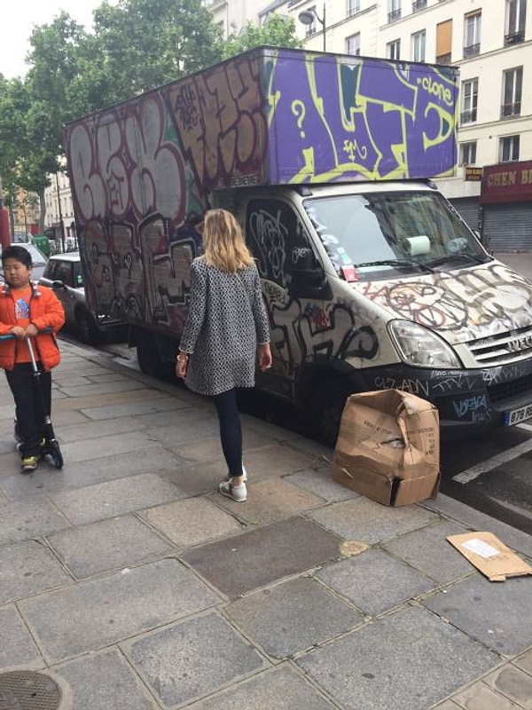 Так в социальных сетях появился хэштег #thatcoat*.