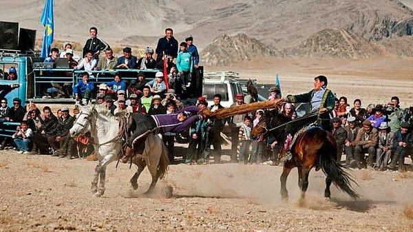 Her Eylül yapılan kartal avcıları festivalinde kökbar, tenge ilu gibi geleneksel Kazak oyunları oynanır