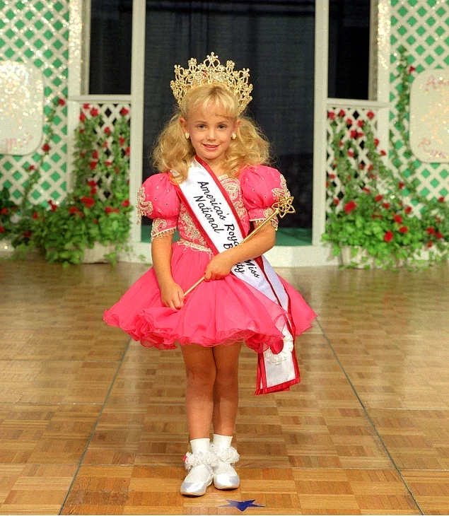 «Маленькая Мисс Шарлевуа», «Маленькая Мисс Колорадо», «Девочка с обложки из Колорадо», «Крошечная Красавица Нации» - вот лишь некоторые из ее титулов.