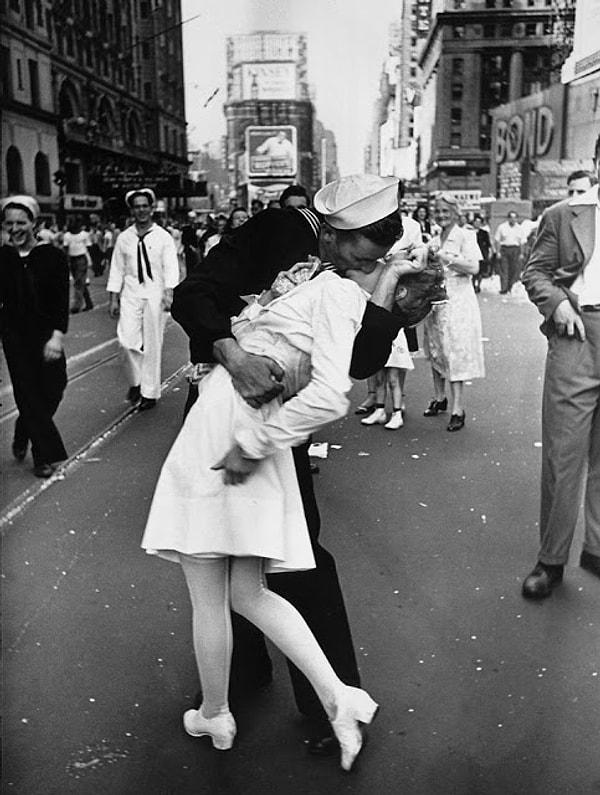 3. Times Meydanı'nda çekilen ve daha sonra II. Dünya Savaşı'nın bitişinin sembolü olan bu fotoğraf. (1945)