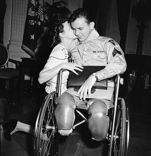 7. II. Dünya Savaşı sırasında gazi olan nişanlısını öpen kadın. (1945)