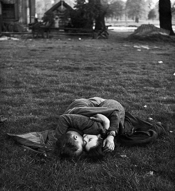 10. Savaştan dönen bir asker ve sevgilisi Hyde Park'ta. (1945)