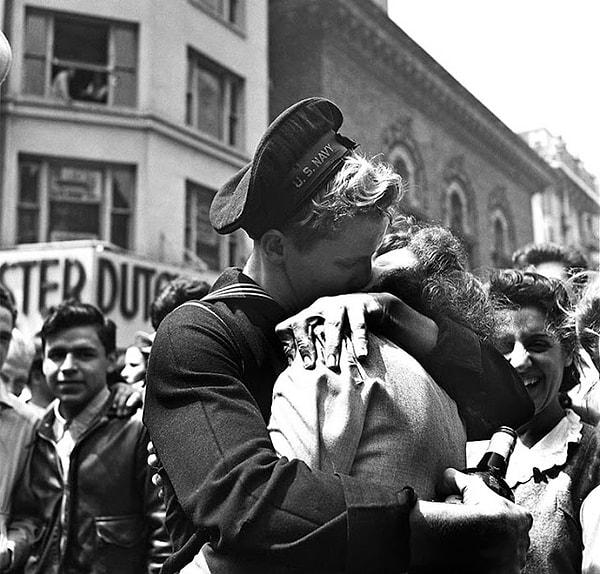22. Savaştan dönen bir asker ve kız arkadaşı Times Meydanı'nda. (8 Mayıs 1945)